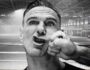 Imagen del video musical de la canción Roll With The Punches del músico británico canadiense Bryan Adams de su álbum de estudio Roll With The Punches (2025)