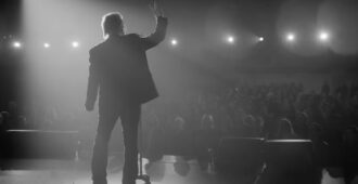 Imagen de la película Bono: Stories of Surrender del músico irlandés Bono de la banda U2 del año 2025