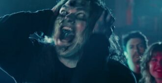 Imagen del video musical de la canción The End de la banda estadounidense Mammoth del año 2025