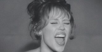 Imagen del video musical de la canción More to Lose de la artista Miley Cyrus de su álbum de estudio Something Beautiful del año 2025