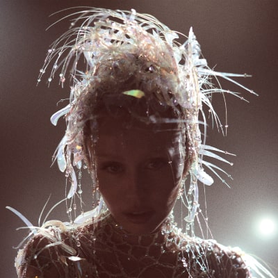 Portada del álbum de estudio Something Beautiful de la artista estadounidense Miley Cyrus del año 2025