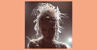 Portada del álbum de estudio Something Beautiful de la artista estadounidense Miley Cyrus del año 2025