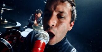 Imagen del video musical de la canción The Contract de dúo estadounidense Twenty One Pilots de su álbum de estudio Breach del año 2025