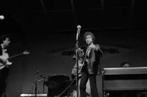 El músico estadounidense Bob Dylan en el escenario del Newport Folk Festival del año 1965 