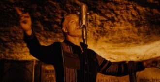 Imagen de la película de concierto Alive in the Catacombs de la banda estadounidense Queens Of The Stone Age del año 2025