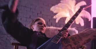 Imagen del video musical de la canción Love is a Bitch de la banda finlandesa The Rasmus de su álbum de estudio Weirdo del año 2025