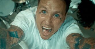 Imagen del video musical de la canción y sencillo Braindead de la banda estadounidense Papa Roach del año 2025