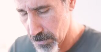 Imagen del músico armenio estadounidense Serj Tankian en el video musical de su tema I'm Counting On You de su álbum de estudio Covers, Collaborations & Collages del año 2025