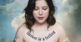 Imagen de la artista estadounidense Lucy Dacus en portada de su álbum de estudio Forever Is A Feeling del año 2025