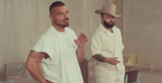 Imagen del video musical de la canción A Medio Vivir del músico puertorriqueño Ricky Martin y el músico mexicano Carín León del año 2025