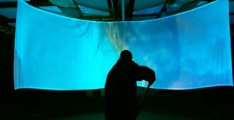 Imagen del video musical de la canción Deeper and Deeper de la banda inglesa The Charlatans de su álbum de estudio We Are Love del año 2025