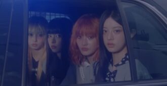 Imagen del grupo surcoreano K-pop de chicas Illit en el video musical de su canción y sencillo Not Cute Anymore del año 2025