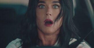 Imagen de la artista estadounidense Katy Perry del video musical de su canción y sencillo Bandaids del año 2025