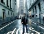 Imagen del video musical de la canción Money To Burn del músico inglés Richard Ashcroft de su álbum debut estudio solista Alone with Everybody del año 2000