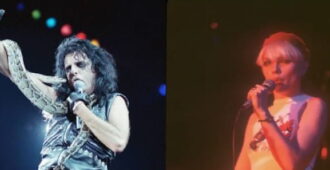 El músico estadounidense Alice Cooper y la banda estadounidense Blondie tocando en vivo
