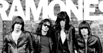 Parte de portada del homónimo álbum debut de estudio de la banda estadounidense Ramones del año 1976