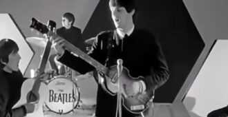 La banda musical inglesa The Beatles en el programa británico Top of the Pops (1964)
